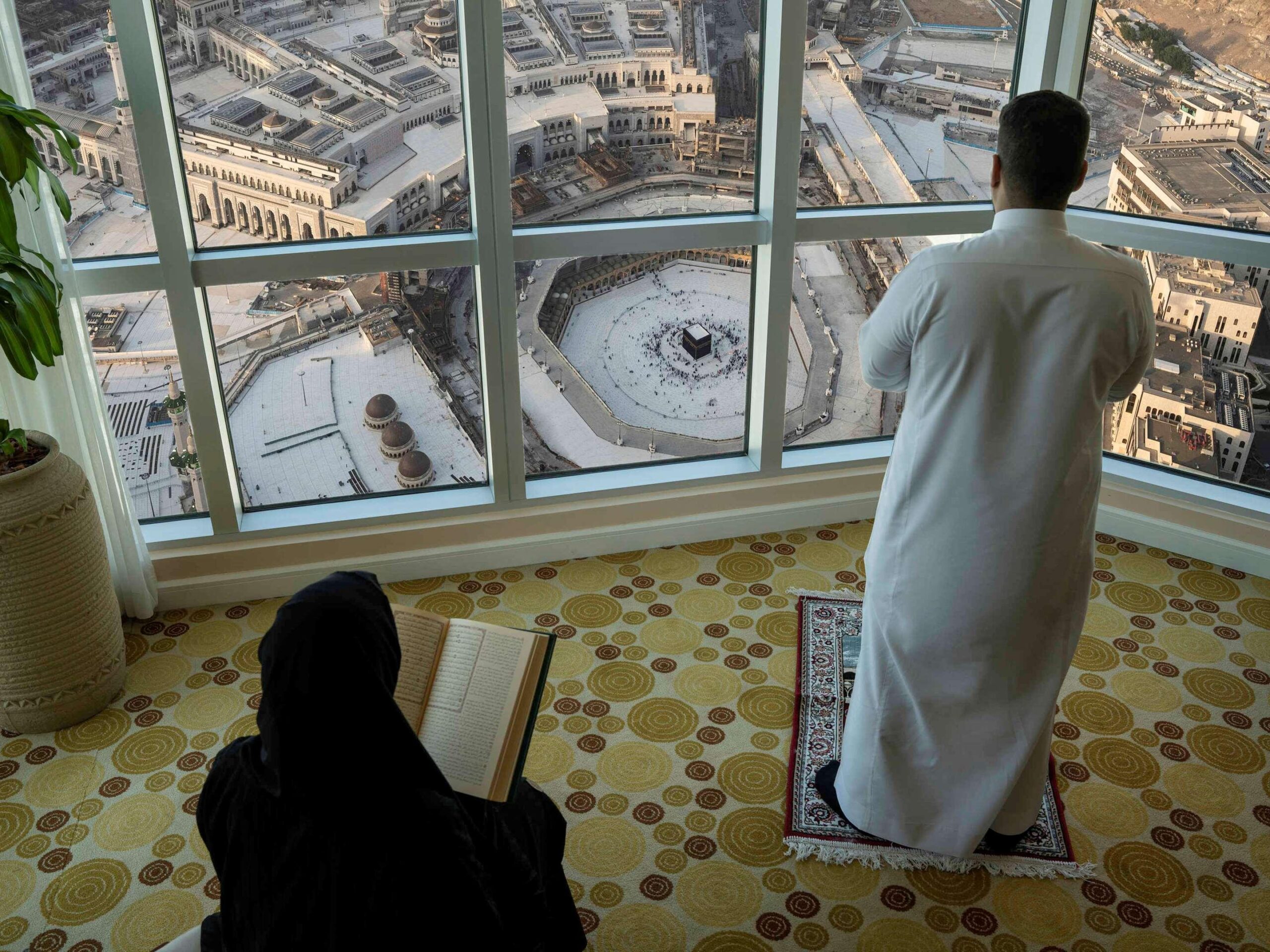 A couple performing Umrah